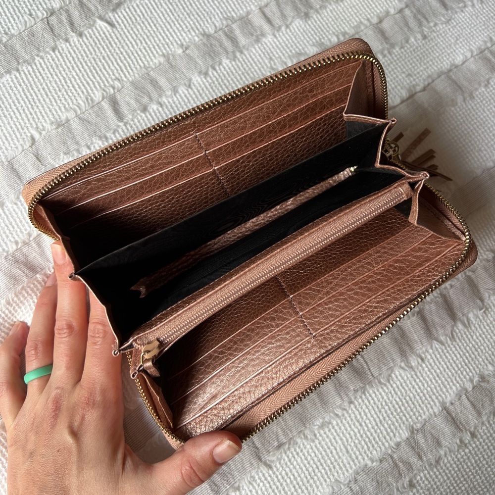 Authentic Gucci- Metallic Pebbled Calfskin SoHo Zip Around Leather Wallet - Picture 2 of 8